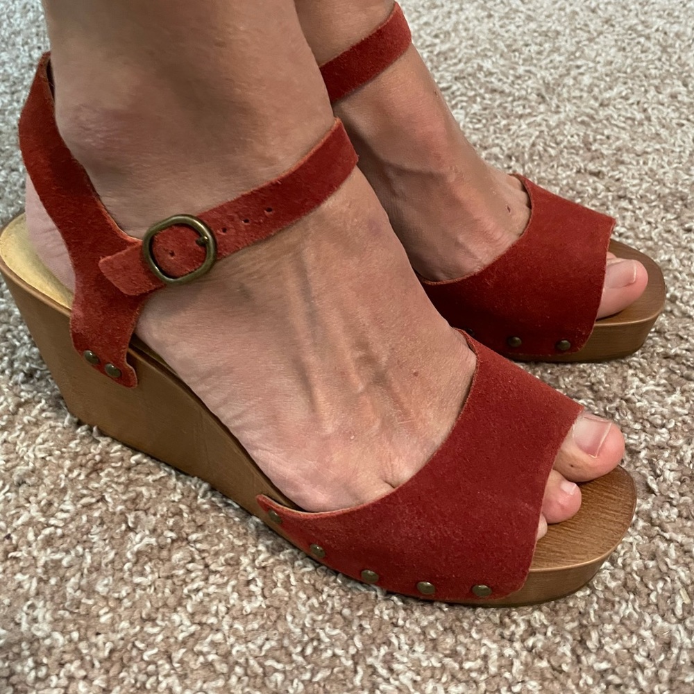 BRAND NEW!!! Lucky Brand Vintage Suede Sandals